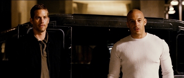 پل واکر در صحنه فیلم سینمایی سریع و خشمگین به همراه وین دیزل