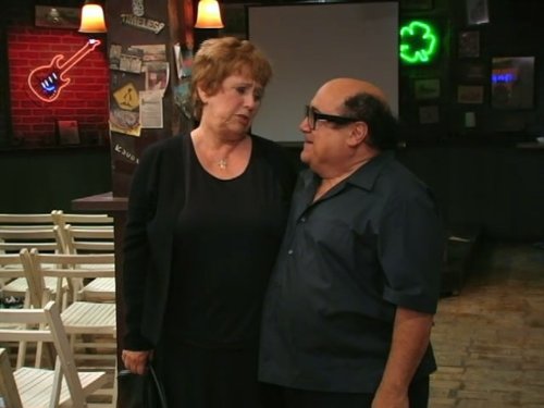 Lynne Marie Stewart در صحنه سریال تلویزیونی فیلادلفیا همیشه آفتابی است به همراه دنی دویتو