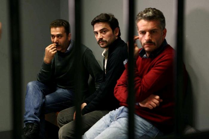 Murat Cemcir در صحنه سریال تلویزیونی سهم برادری به همراه Ahmet Kural