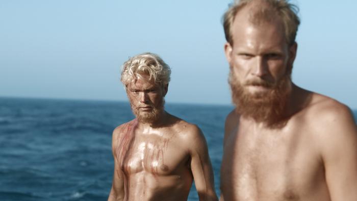 Jakob Oftebro در صحنه فیلم سینمایی Kon-Tiki به همراه Gustaf Skarsgård