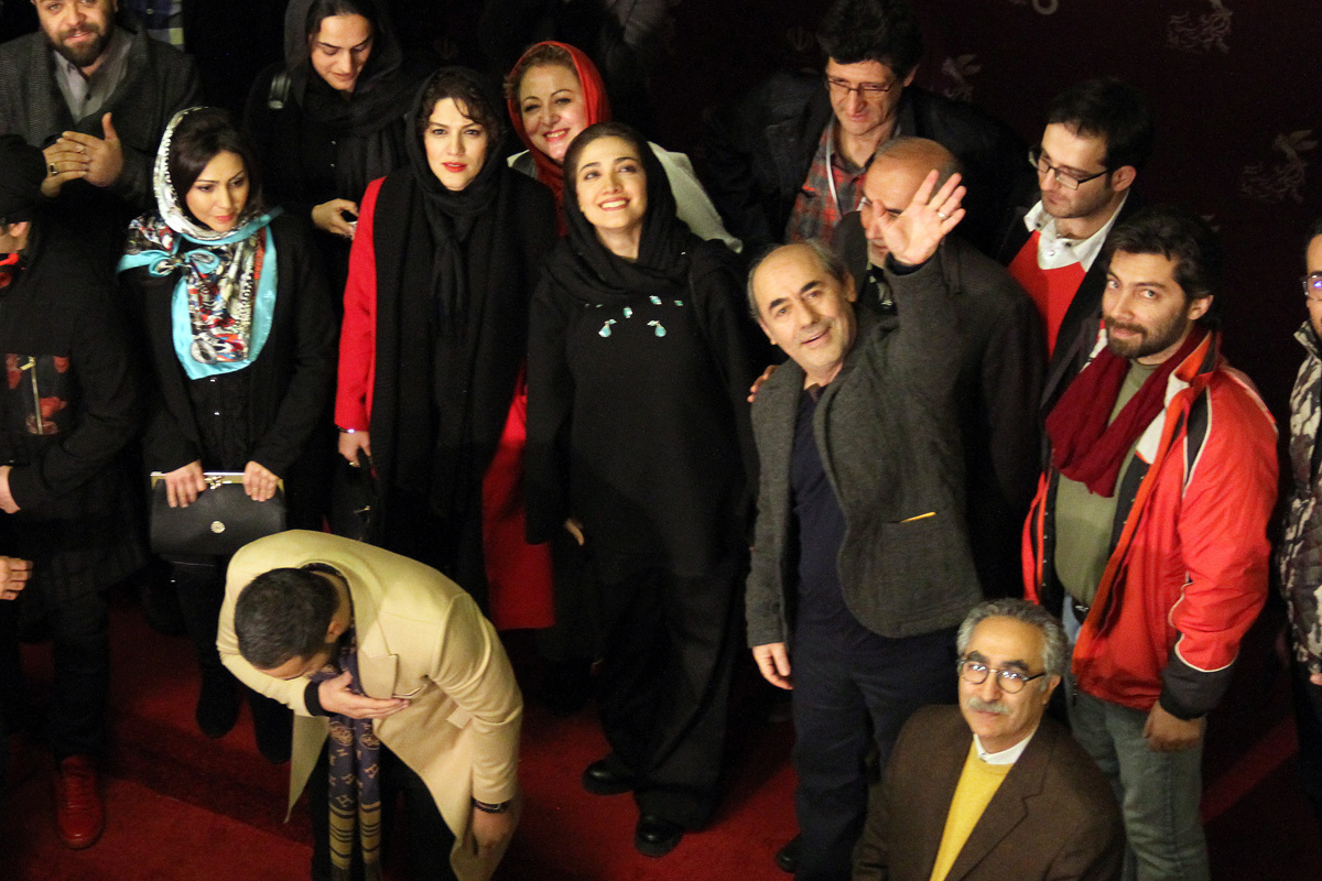 مینا ساداتی در فرش قرمز فیلم سینمایی امکان مینا به همراه شایسته ایرانی، فرهاد توحیدی و کمال تبریزی