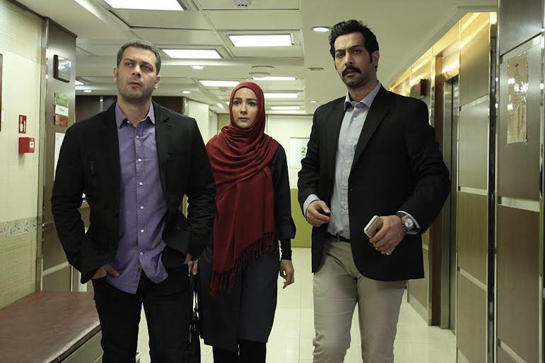 کامران تفتی در صحنه سریال تلویزیونی روزهای بی‌قراری به همراه پژمان بازغی و سارا نازپرور صوفیانی