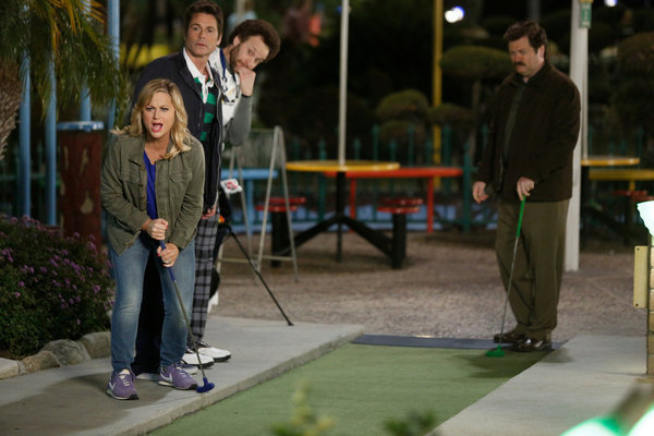 Jon Glaser در صحنه سریال تلویزیونی پارک ها و تفریحات به همراه نیک آفرمن و Amy Poehler