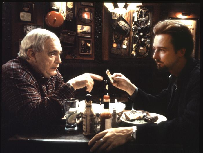 برایان کاکس در صحنه فیلم سینمایی ساعت بیست و پنجم به همراه ادوارد نورتون