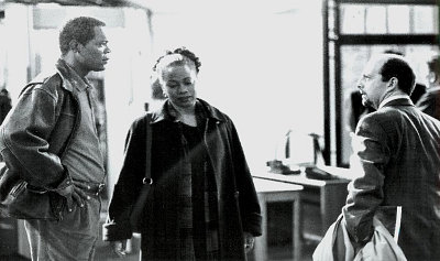 Regina Taylor در صحنه فیلم سینمایی مذاکره کننده به همراه Gene Wolande و ساموئل ال. جکسون