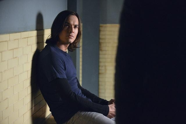 Tyler Blackburn در صحنه سریال تلویزیونی دروغ گوهای کوچک زیبا