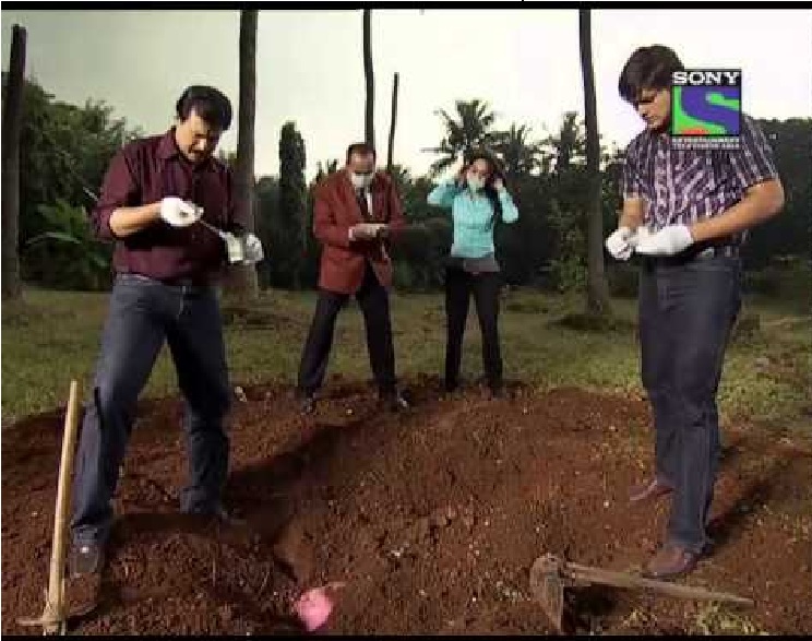 Shivaji Satam در صحنه سریال تلویزیونی C.I.D. به همراه Dinesh Phadnis، Abhay Shukla و Ansha Sayed