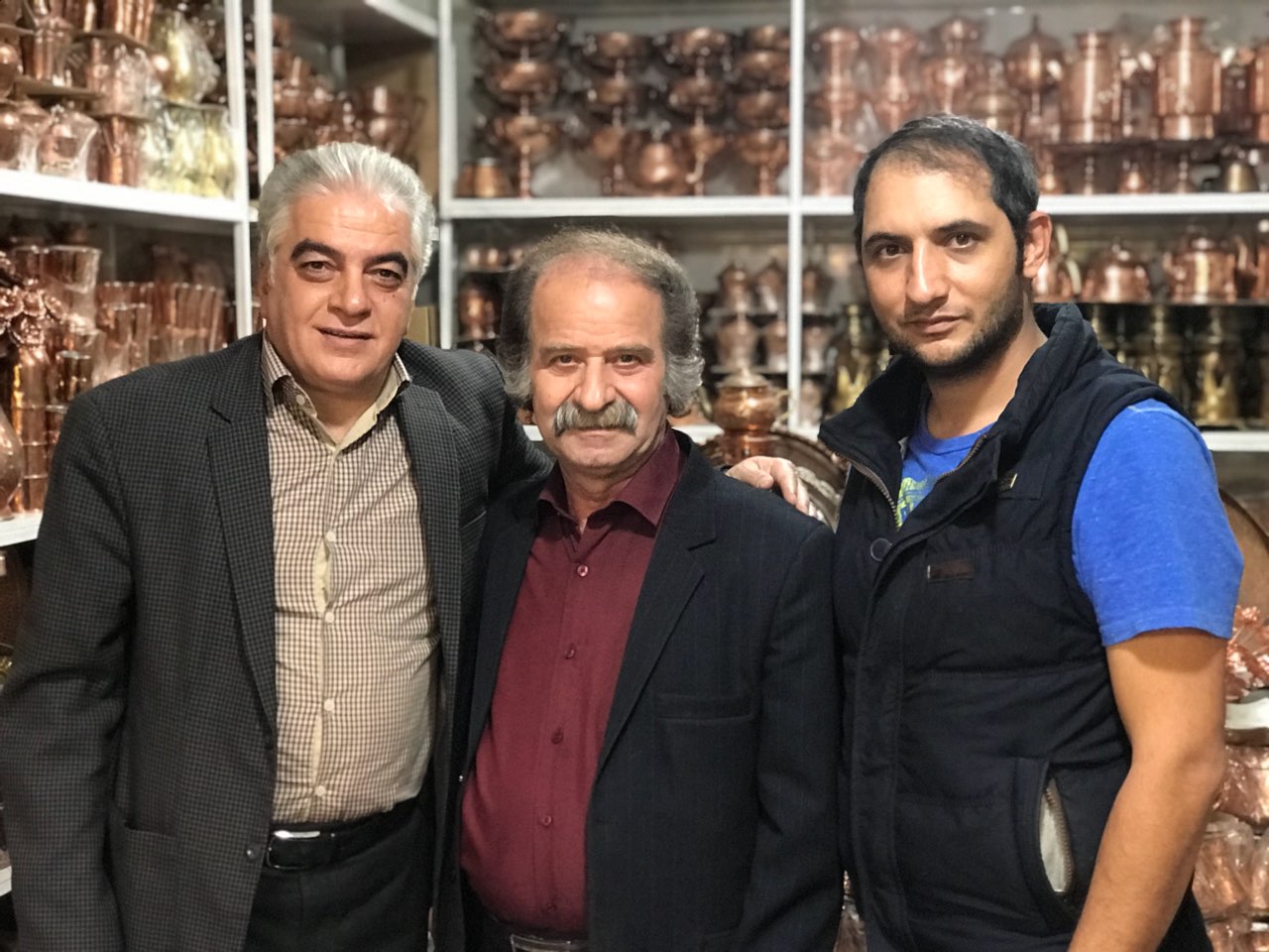 مرتضی کاظمی در پشت صحنه سریال تلویزیونی مس به همراه فرج‌الله گل‌سفیدی