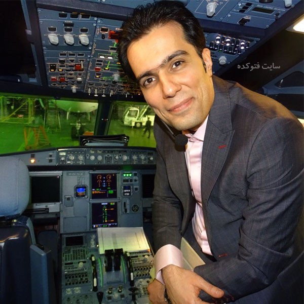 تصویری از سعید توکلی، بازیگر و مجری سینما و تلویزیون در حال بازیگری سر صحنه یکی از آثارش