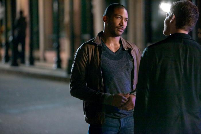 Charles Michael Davis در صحنه سریال تلویزیونی اصیل ها به همراه جوزف مورگان