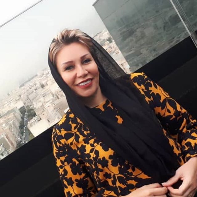 تصویری شخصی از لیلا عزیزی، بازیگر و کارشناس سینما و تلویزیون