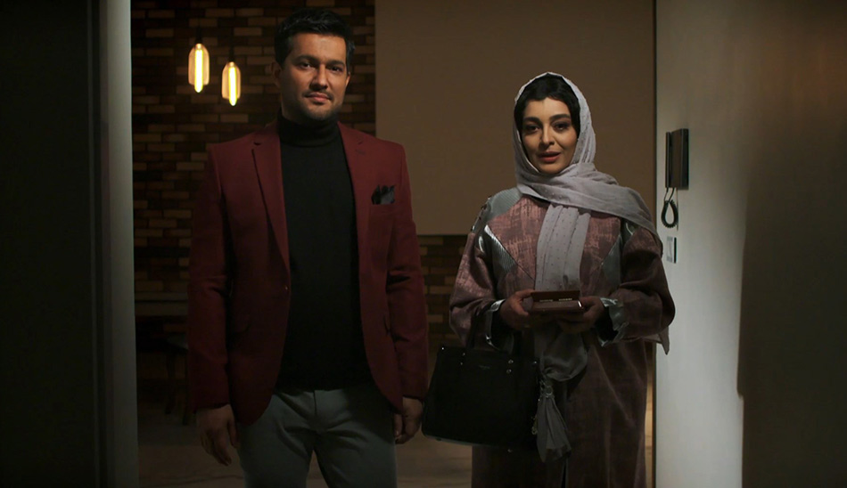ساره بیات در صحنه سریال شبکه نمایش خانگی دل به همراه حامد بهداد
