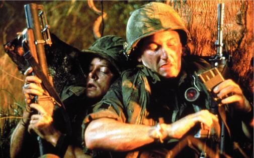 شان پن در صحنه فیلم سینمایی جنایات جنگی به همراه مایکل جی فاکس