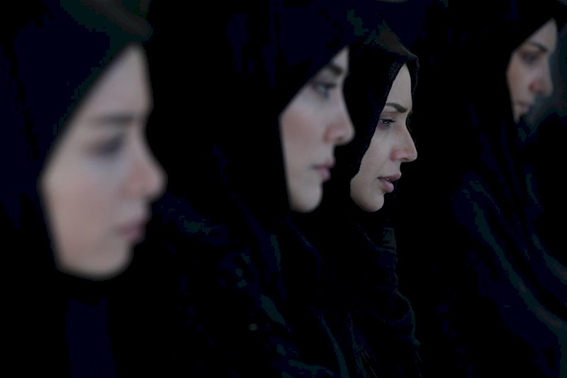 شبنم قلی‌خانی در صحنه سریال تلویزیونی هشت و نیم دقیقه به همراه آشا محرابی