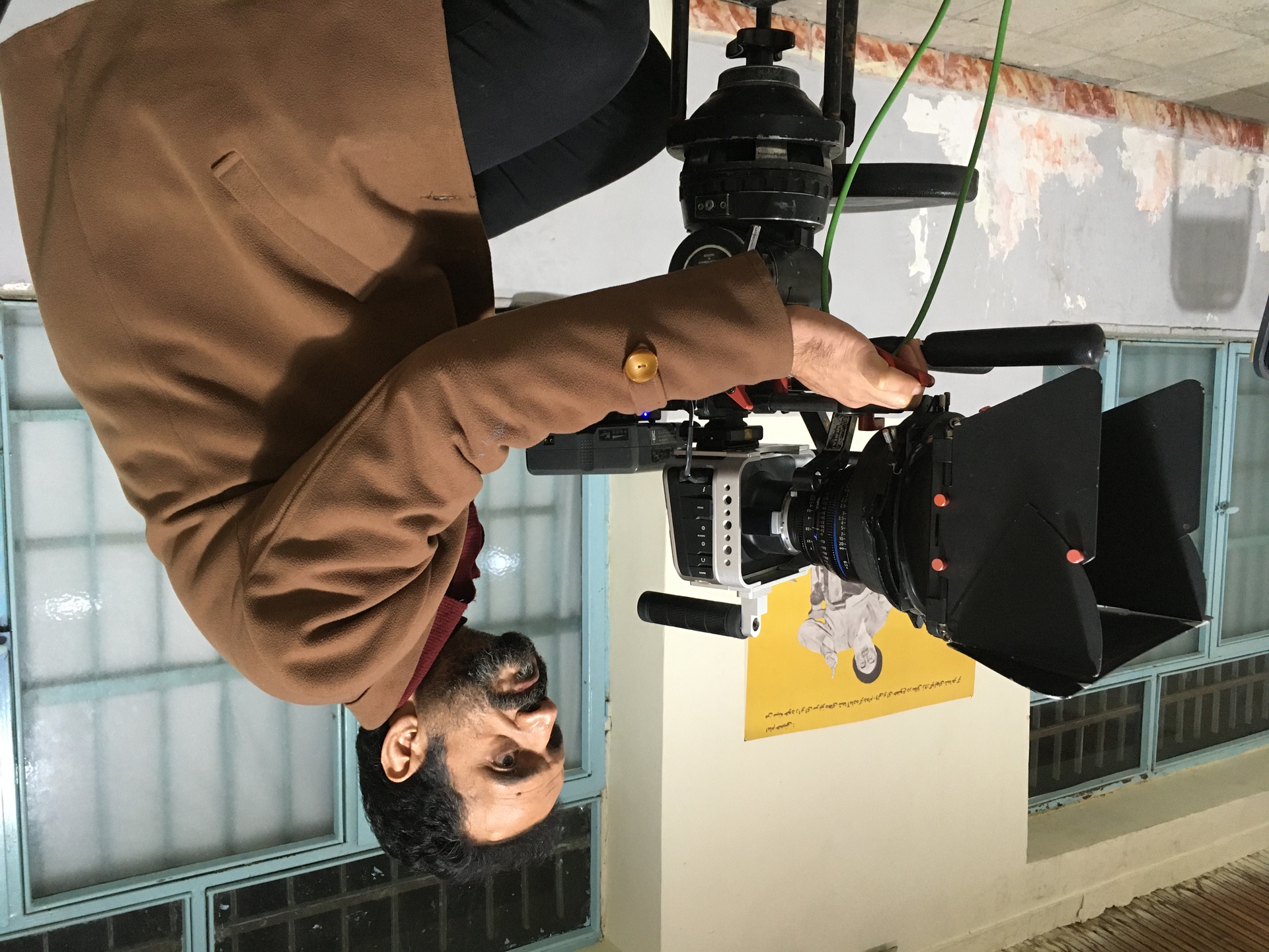 تصویری از حسین مشک آبادیان، تدوینگر سینما و تلویزیون در حال بازیگری سر صحنه یکی از آثارش