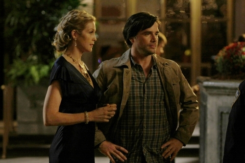 Kelly Rutherford در صحنه سریال تلویزیونی دختر شایعه ساز به همراه Matthew Settle