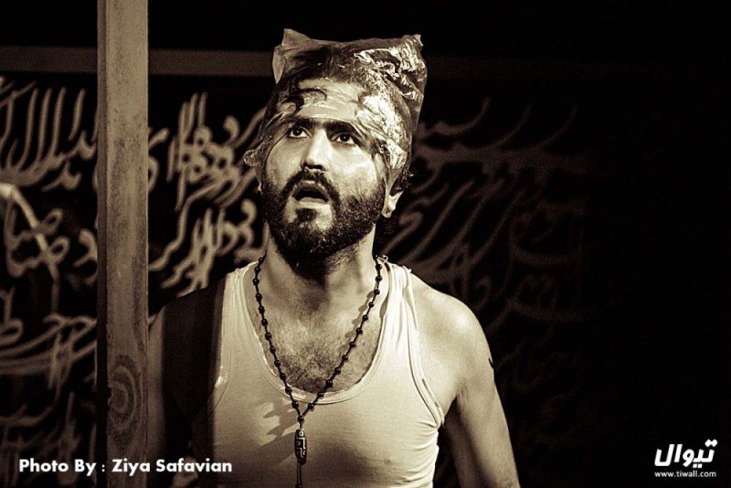 تصویری از علیرضا خوش پیک، بازیگر سینما و تلویزیون در حال بازیگری سر صحنه یکی از آثارش