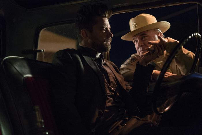 دبلیو ارل براون در صحنه سریال تلویزیونی واعظ به همراه دومینیک کوپر