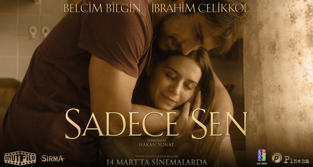 Kerem Can در صحنه فیلم سینمایی Sadece Sen به همراه Ibrahim Celikkol، Hakan Yonat و Belçim Bilgin