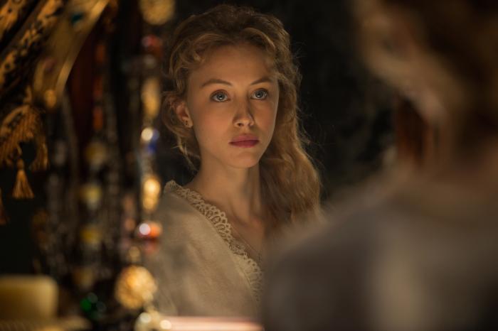 Sarah Gadon در صحنه فیلم سینمایی ناگفته های دراکولا