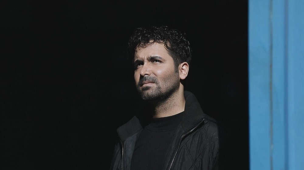 تصویری از بهروز محمدی، بازیگر و انتخاب بازیگر سینما و تلویزیون در حال بازیگری سر صحنه یکی از آثارش