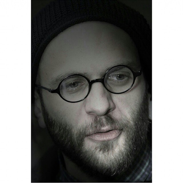 تصویری از بابک حمیدیان، بازیگر و تهیه کننده سینما و تلویزیون در حال بازیگری سر صحنه یکی از آثارش