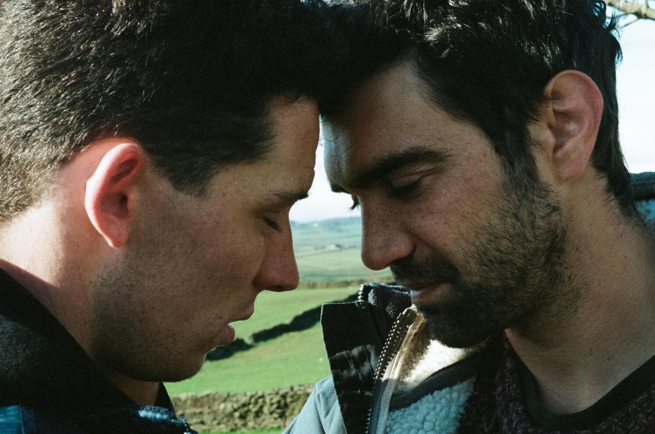 Josh O'Connor در صحنه فیلم سینمایی God's Own Country به همراه Alec Secareanu