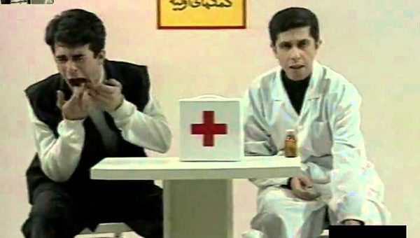 یوسف تیموری در صحنه سریال تلویزیونی سیب خنده به همراه سید جواد رضویان
