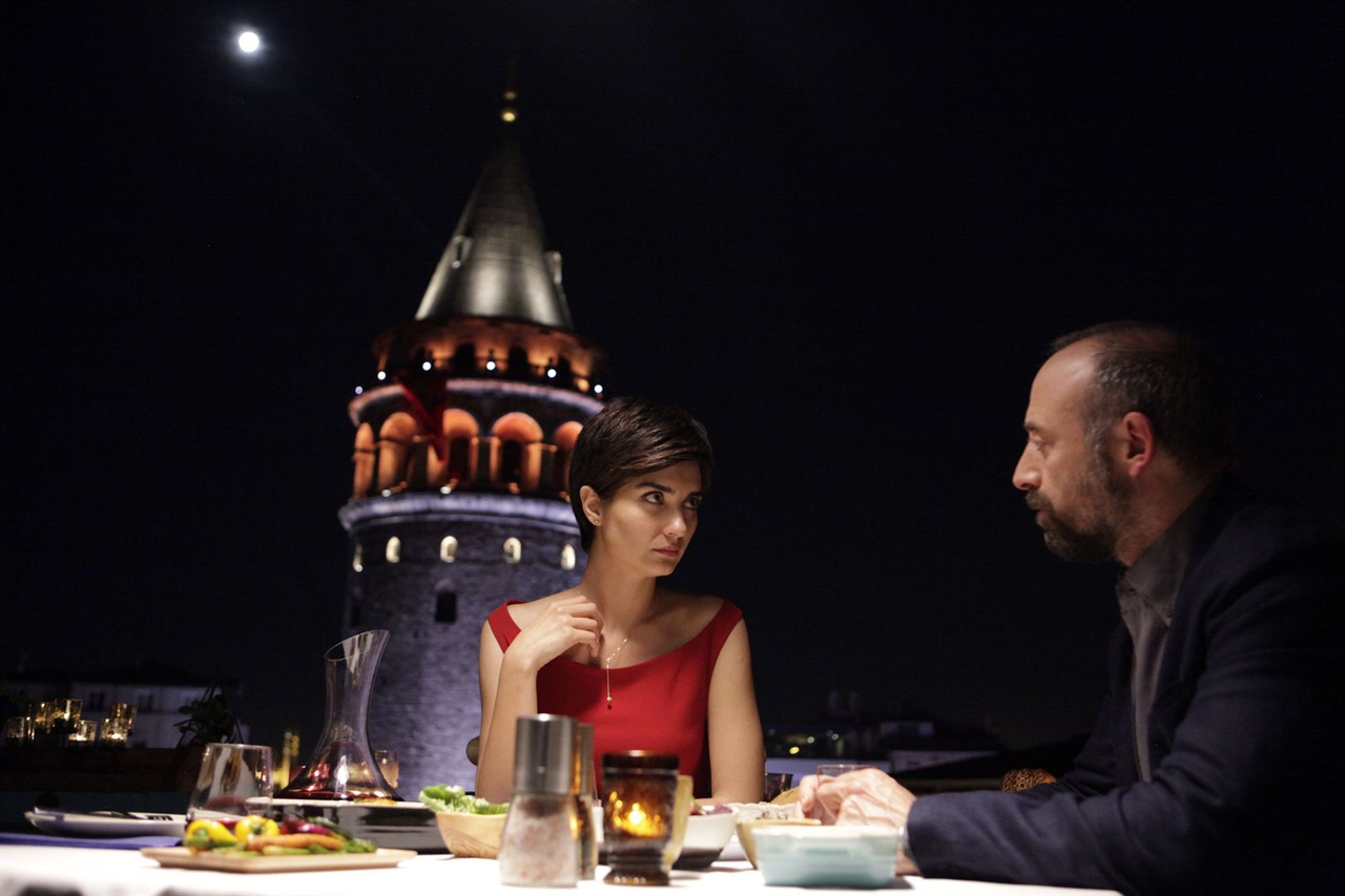 Halit Ergenç در صحنه فیلم سینمایی Red Istanbul به همراه Tuba Büyüküstün