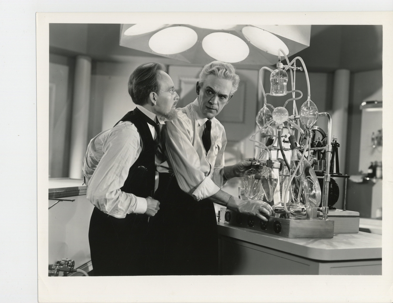 Boris Karloff در صحنه فیلم سینمایی The Man They Could Not Hang به همراه Byron Foulger