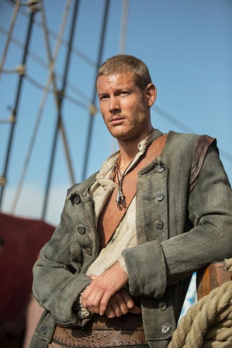 Tom Hopper در صحنه سریال تلویزیونی بادبان های سیاه