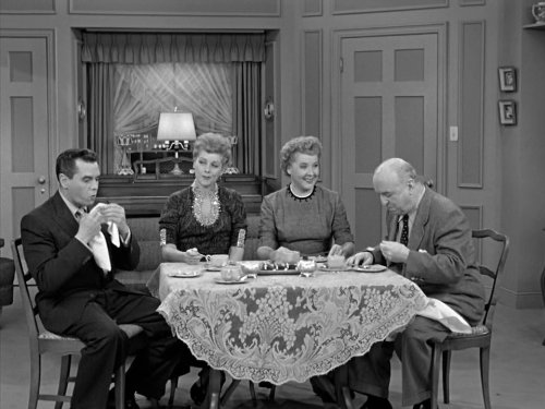 William Frawley در صحنه سریال تلویزیونی عاشقتم لوسی به همراه لوسیل بال، Desi Arnaz و Vivian Vance