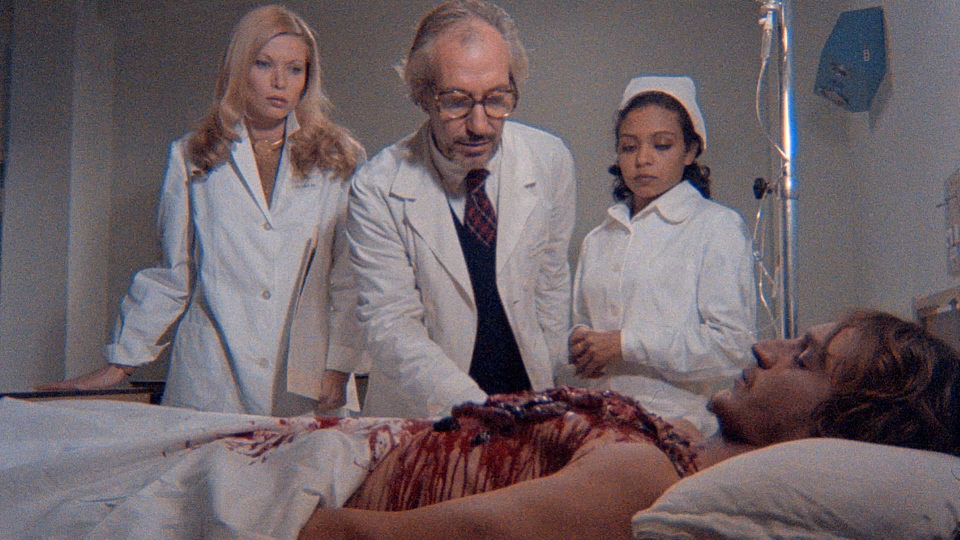 Alexandra Delli Colli در صحنه فیلم سینمایی Zombie Holocaust به همراه Walter Patriarca و Linda Fumis