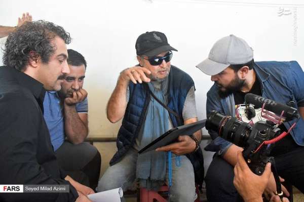سیروس مقدم در پشت صحنه سریال تلویزیونی پایتخت 5 به همراه محسن تنابنده