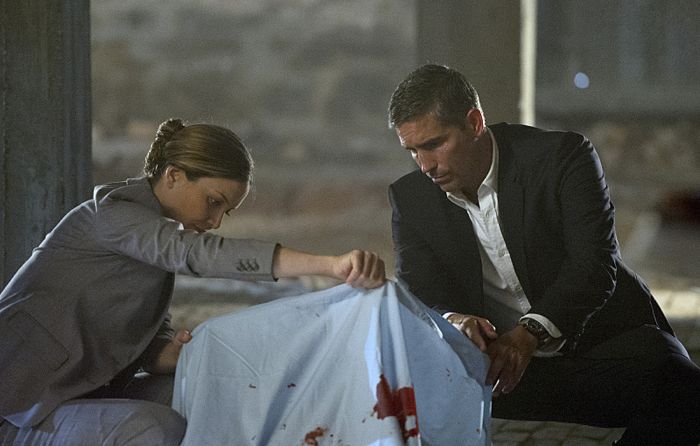 Rosie Benton در صحنه سریال تلویزیونی مظنون به همراه Jim Caviezel