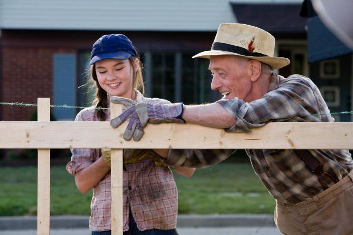 John Mahoney در صحنه فیلم سینمایی Flipped به همراه Madeline Carroll