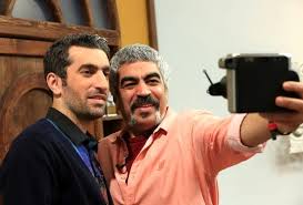 مجتبی جباری در صحنه برنامه تلویزیونی کتاب باز به همراه سروش صحت