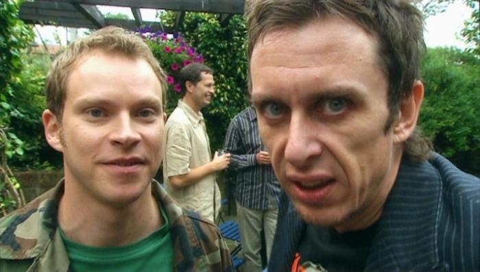 مت کینگ در صحنه سریال تلویزیونی Peep Show به همراه Robert Webb