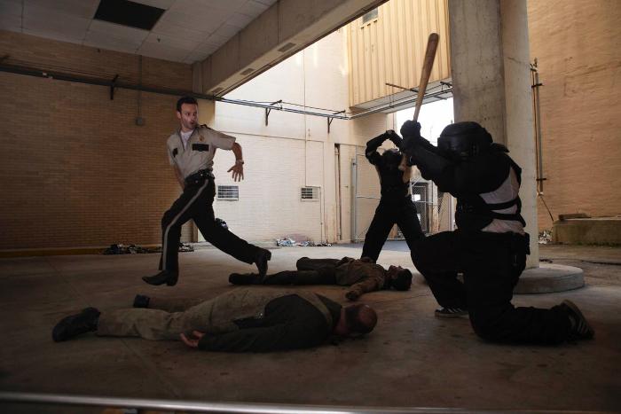 Juan Gabriel Pareja در صحنه سریال تلویزیونی مردگان متحرک به همراه اندرو لینکولن و استیون ین