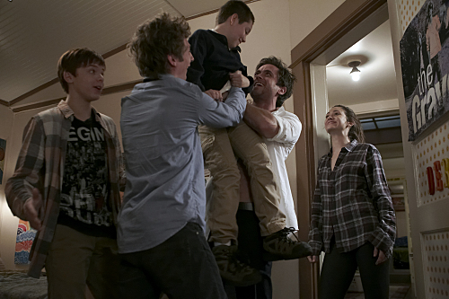 Ethan Cutkosky در صحنه سریال تلویزیونی بی شرم به همراه امی رسوم، جرملی آلن وایت و کامرون مانهن