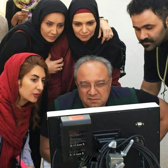 حسین سهیلی‌زاده در پشت صحنه سریال تلویزیونی هست و نیست به همراه سولماز حصاری و الهام پاوه‌نژاد