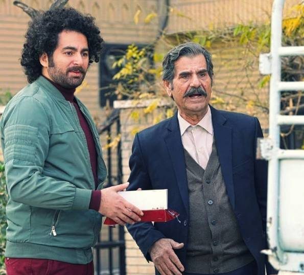 عزت‌الله مهرآوران در صحنه سریال تلویزیونی زیر همکف به همراه سیدهومن شاهی