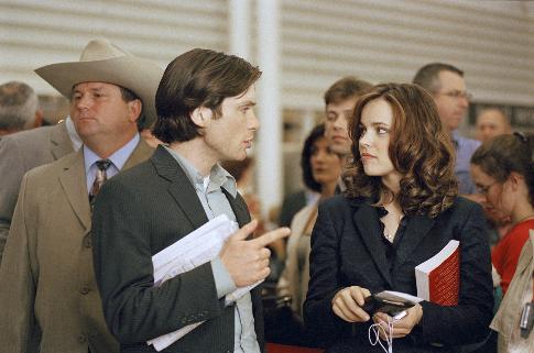 کیلین مورفی در صحنه فیلم سینمایی چشم قرمز به همراه ریچل مک آدامز