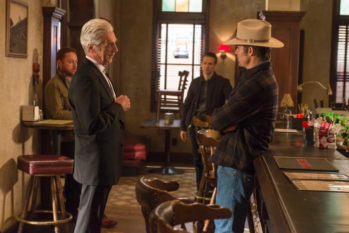 Scott Grimes در صحنه سریال تلویزیونی درست به هدف به همراه تیموتی اولیفانت، Jacob Pitts و Sam Elliott