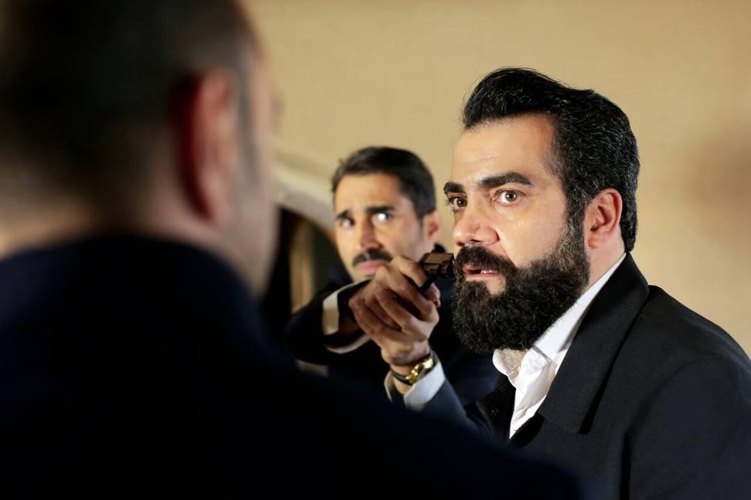 تصویری از بابک نوری، بازیگر و مجری سینما و تلویزیون در حال بازیگری سر صحنه یکی از آثارش