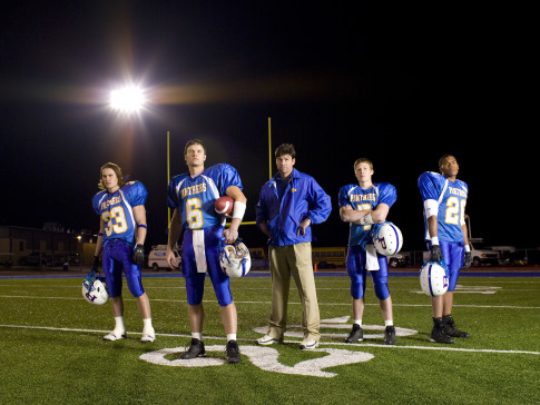 Zach Gilford در صحنه سریال تلویزیونی جمعه شب های روشن به همراه Taylor Kitsch، اسکات پرتر، کایل چندلر و Gaius Charles