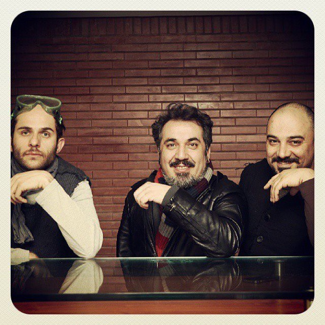 تصویری از بابک حمیدیان، بازیگر و تهیه کننده سینما و تلویزیون در حال بازیگری سر صحنه یکی از آثارش