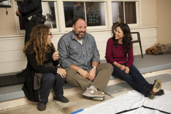 Julia Louis-Dreyfus در صحنه فیلم سینمایی بحث کافیه به همراه Nicole Holofcener و James Gandolfini