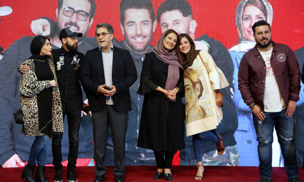 سارا بهرامی در صحنه سریال تلویزیونی ساخت ایران 2 به همراه شبنم مقدمی و محسن کیایی