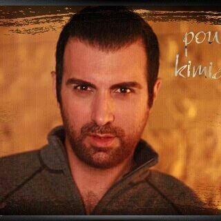 تصویری از پولاد کیمیایی، بازیگر و کارگردان سینما و تلویزیون در حال بازیگری سر صحنه یکی از آثارش